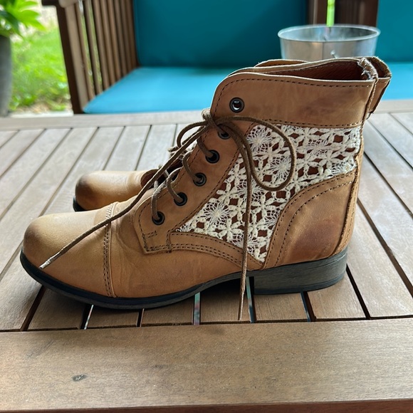 Steve Madden tan leather with lace boots! Excellent condition! Size 7.5 - Picture 4 of 7